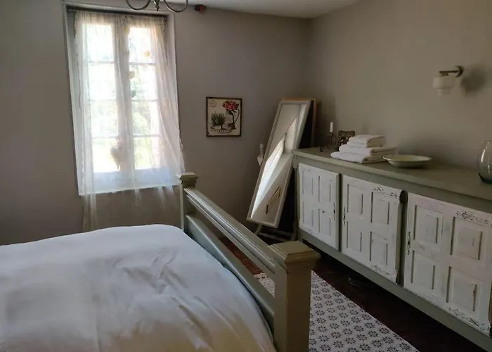 Ceps Sleeps 6 With Free Wifi Near The River