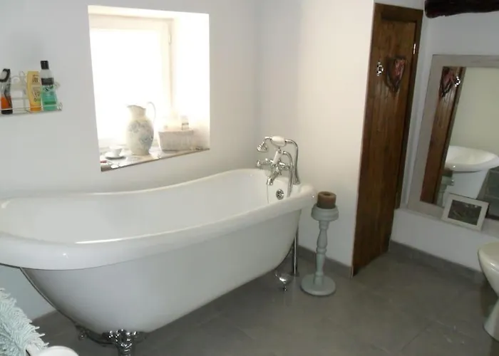 Ceps Sleeps 6 With Free Wifi Near The River