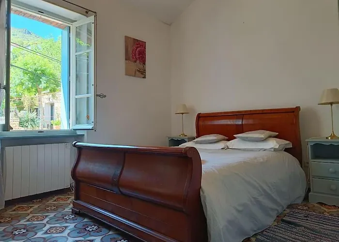 Ceps Sleeps 6 With Free Wifi Near The River Feriehus